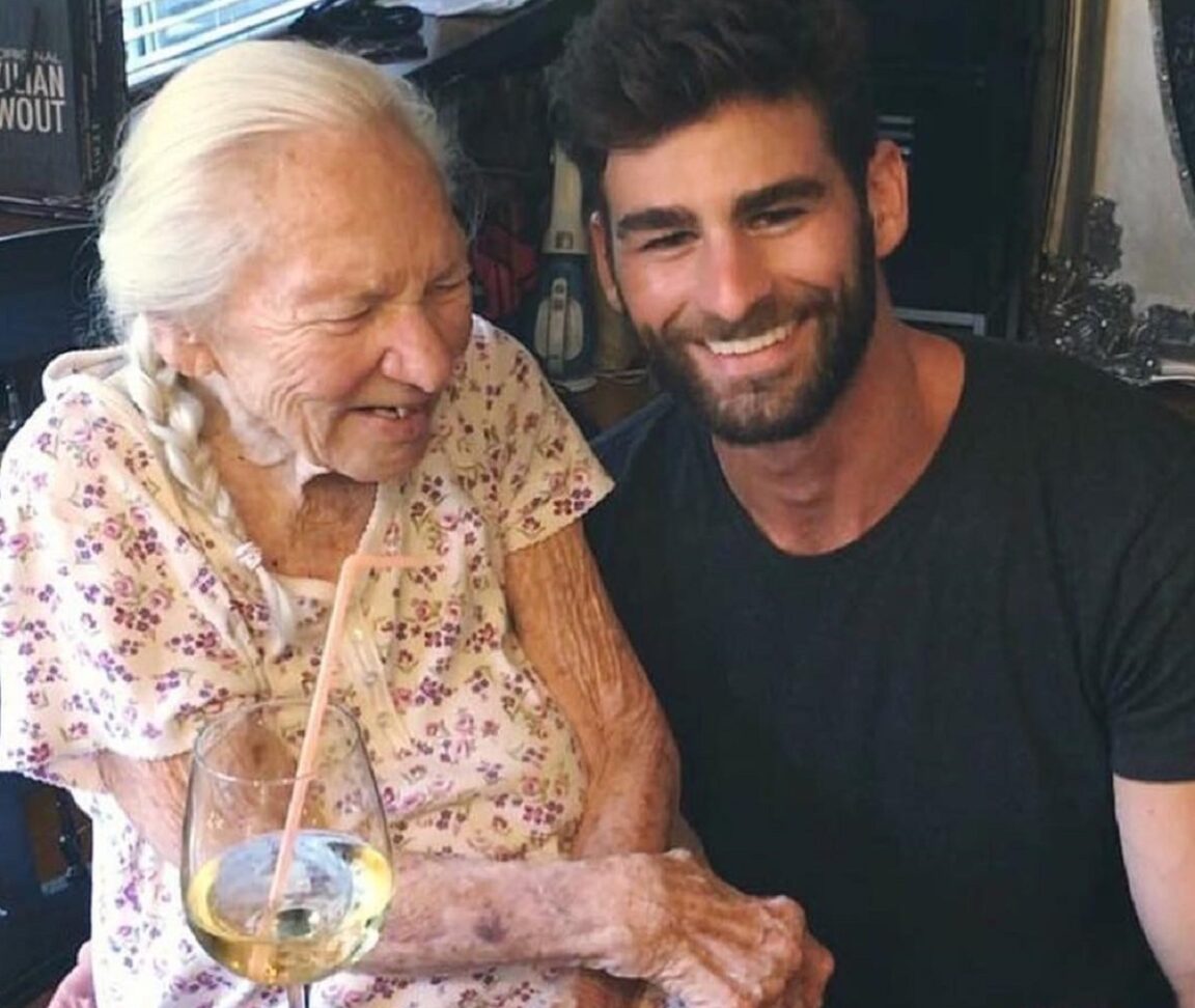 Un hombre de 31 años invita a su vecina enferma de 89 años a mudarse con él