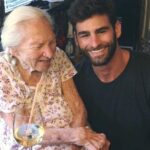 Un hombre de 31 años invita a su vecina enferma de 89 años a mudarse con él