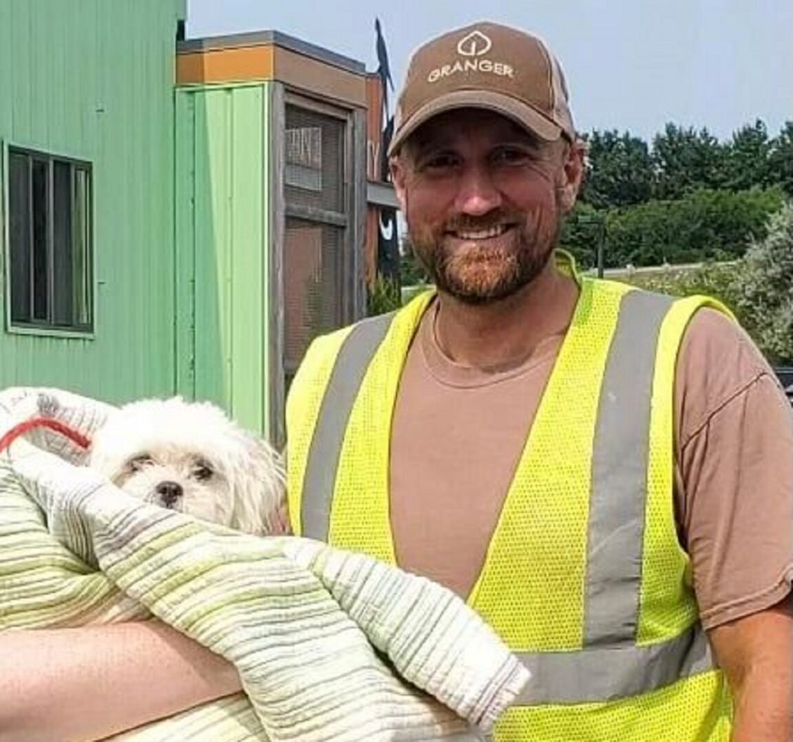 Un hombre encuentra a un perro en la basura y le salva la vida