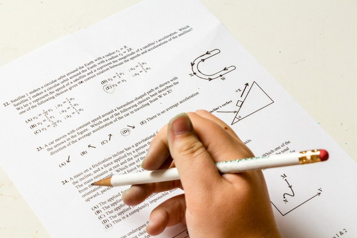 Un profesor escribe la palabra «patético» en el examen de un estudiante