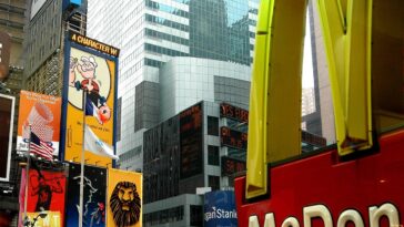 Trabajadores de McDonald’s convocan a huelga masiva por acoso y agresión sexual