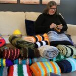 Una mujer de Oregón convierte su afición en un acto de bondad para los sin techo de Portland