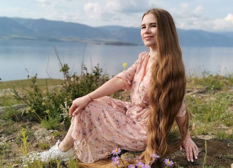 Una mujer es apodada la ‘Rapunzel rusa’ por su cabello de cuatro metros y medio