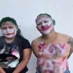 Oaxaca: ladrones disfrazados de ‘Joker’ y ‘Harley Quinn’ detenidos y amarrados a un poste