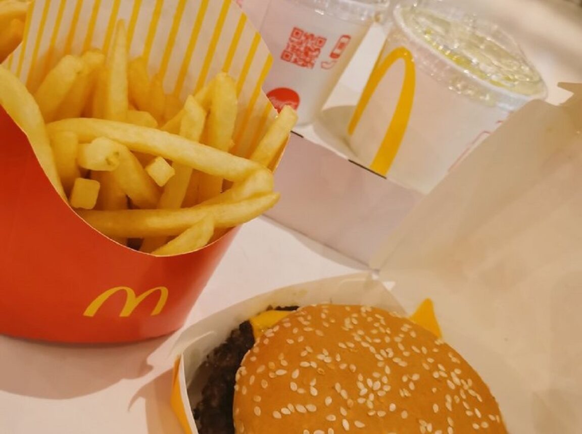 Un fan de McDonald’s amenaza con llamar a la policía al ver una vlogger de comida compartir un hack de ketchup «saludable»