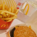 Un fan de McDonald’s amenaza con llamar a la policía al ver una vlogger de comida compartir un hack de ketchup «saludable»