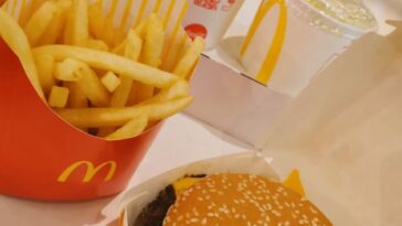 Un fan de McDonald’s amenaza con llamar a la policía al ver una vlogger de comida compartir un hack de ketchup «saludable»