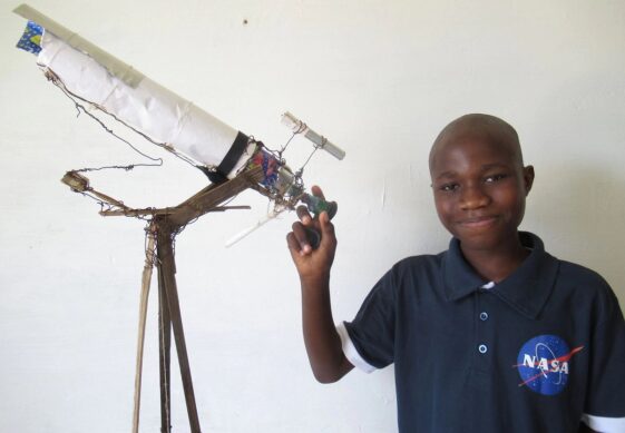 Malick Ndiaye, el niño de Senegal que ha fabricado un telescopio con latas