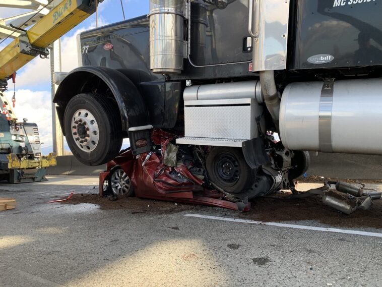 Una mujer sobrevive milagrosamente a un accidente después de que un semicamión aplastara su coche