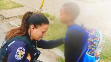 Un niño detiene a una mujer policía de camino al colegio y le pide que rece con él