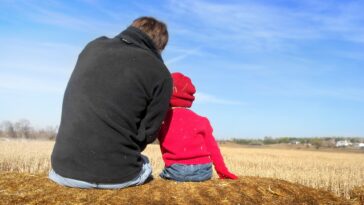 Un padre soltero adopta a un niño abandonado por su familia natural y adoptiva