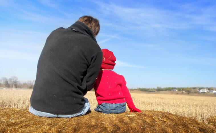 Un padre soltero adopta a un niño abandonado por su familia natural y adoptiva