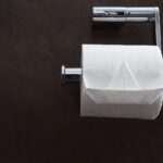Una tiktoker explica por qué hay que cambiar el papel higiénico cuando se llega a la habitación de un hotel
