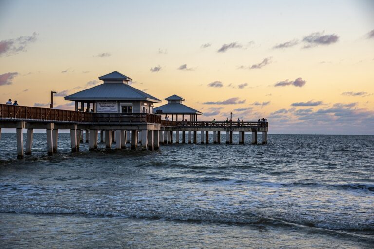 Una gran caja de metal oxidada llega a las playas de Florida y despierta confusión