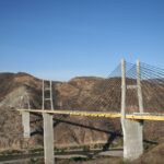 En México, las autoridades hallan ocho cuerpos colgados en un puente y en un árbol