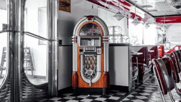 Un explorador urbano ha descubierto un misterioso restaurante «congelado en el tiempo» con los cubiertos puestos desde los 50