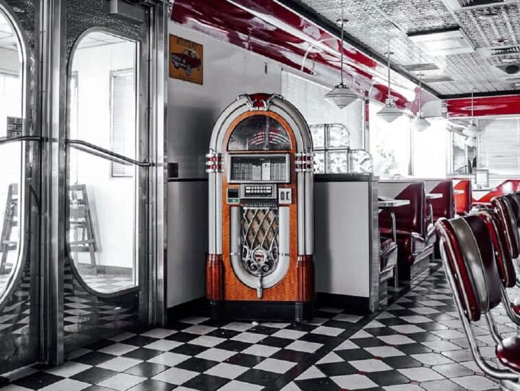 Un explorador urbano ha descubierto un misterioso restaurante «congelado en el tiempo» con los cubiertos puestos desde los 50