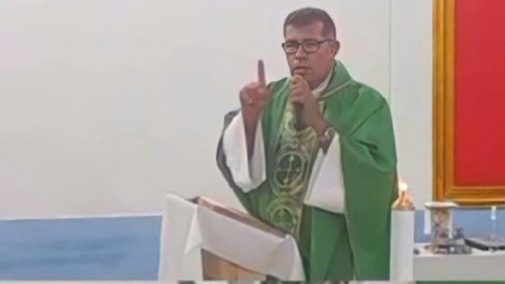 Indignación por mensaje homofóbico de sacerdote durante una misa