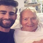 Un joven de 31 años invita a su vecina enferma de 89 años a mudarse con él