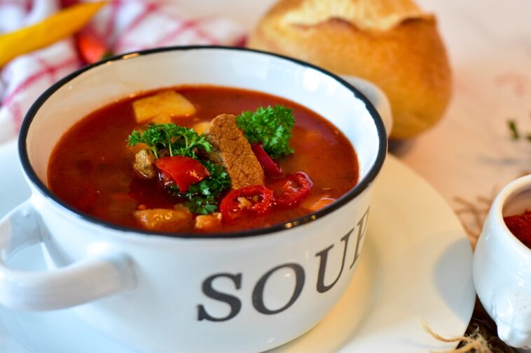 Un cliente descontento le arroja sopa caliente a un gerente de restaurante