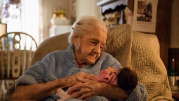 Una tatarabuela de 92 años, a la que le quedan pocas semanas, desafía los pronósticos para conocer a su tocayo