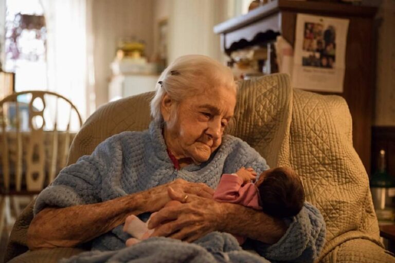 Una tatarabuela de 92 años, a la que le quedan pocas semanas, desafía los pronósticos para conocer a su tocayo