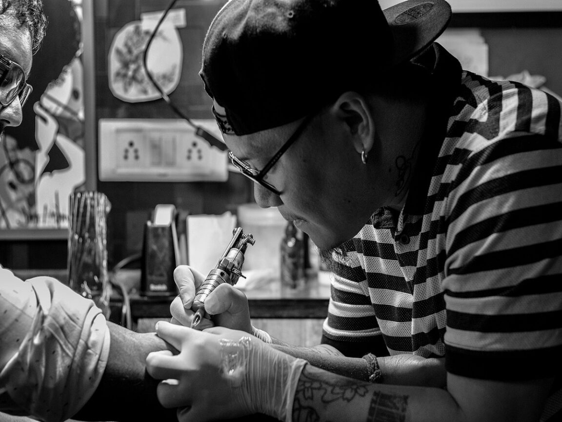 Una nieta comparte en TikTok cómo la abuela de 82 años se hace su primer tatuaje