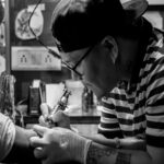 Una nieta comparte en TikTok cómo la abuela de 82 años se hace su primer tatuaje