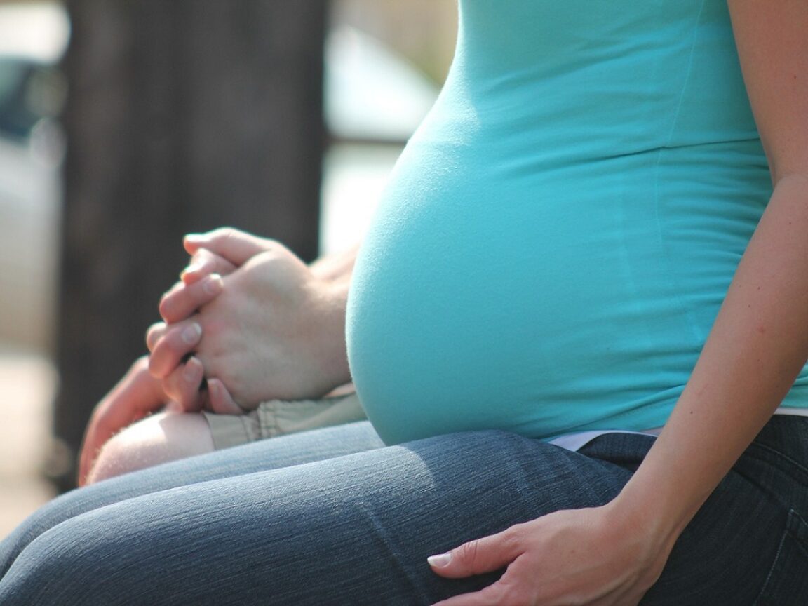 Mamá de trillizos hace historia: siete años después queda embarazada de trillizos otra vez