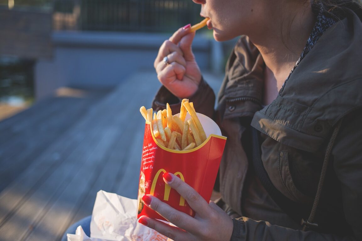 Un empleado de McDonald’s revela cómo sirven las papas fritas a los clientes maleducados