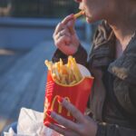 Un empleado de McDonald’s revela cómo sirven las papas fritas a los clientes maleducados