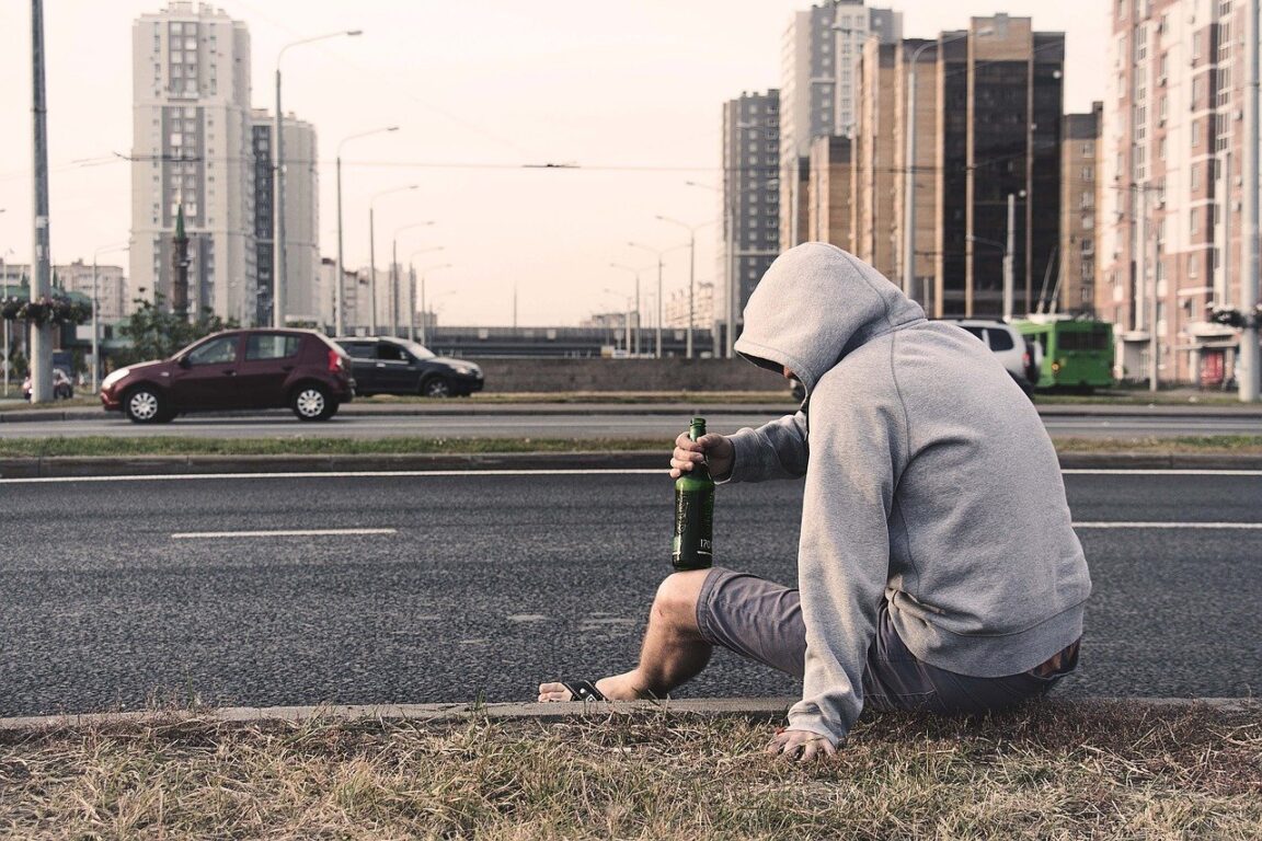 Un hombre no orina durante 18 horas después de beber 10 cervezas y su vejiga se rompe