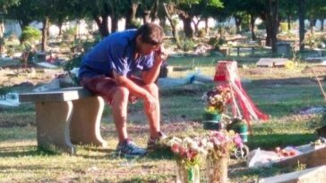 un hombre escucha todos los domingos partidos de futbol frente la tumba de su hijo