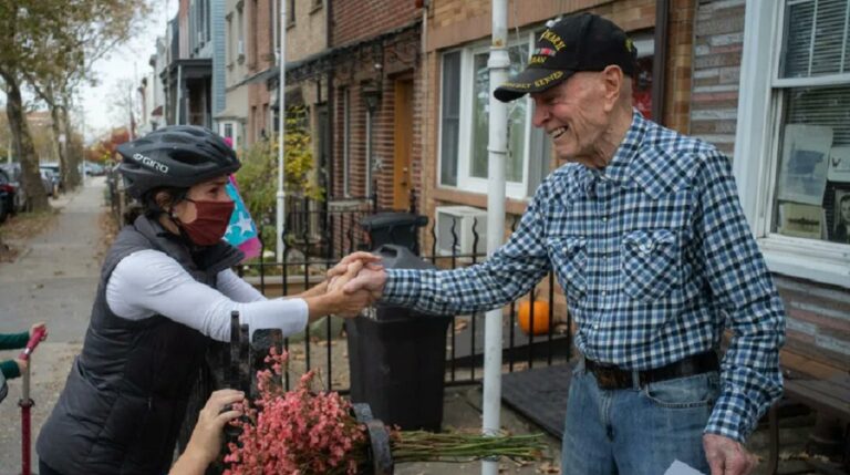 Un veterano de guerra de 96 años recibe una gran sorpresa en su día