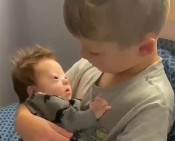 Una madre le explica a su hijo que su hermano es diferente a él: respuesta conmovedora