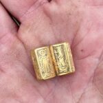 una mujer encuentra una biblia de oro mientras busca metales