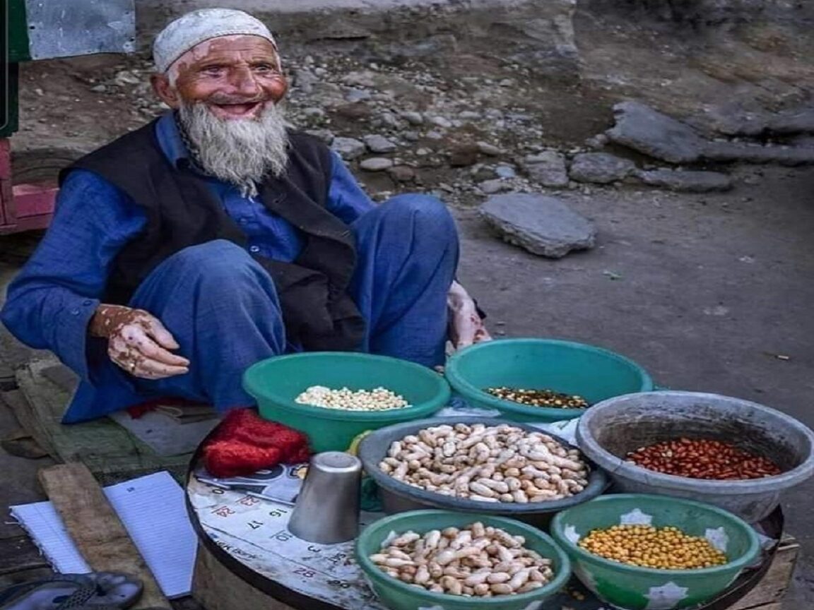 Saquean a un vendedor de 90 años que había ahorrado 1 lakh para su funeral