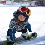 Una niña de 11 meses se convierte en un éxito viral con un vídeo en el que hace Snowboarding con su padre en China