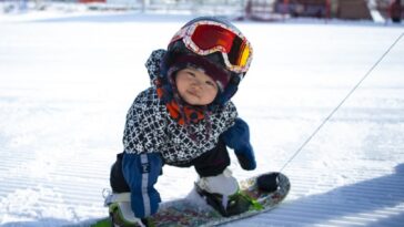 Una niña de 11 meses se convierte en un éxito viral con un vídeo en el que hace Snowboarding con su padre en China