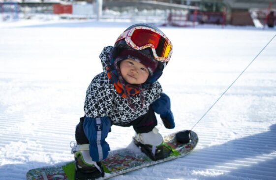 Una niña de 11 meses se convierte en un éxito viral con un vídeo en el que hace Snowboarding con su padre en China