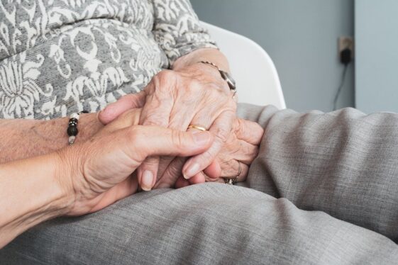 La abuela le pide a Alexa que rece el Rosario y no puede parar de reír