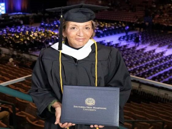 Una abuela de 67 años obtiene su título universitario 50 años después de haber dejado la universidad