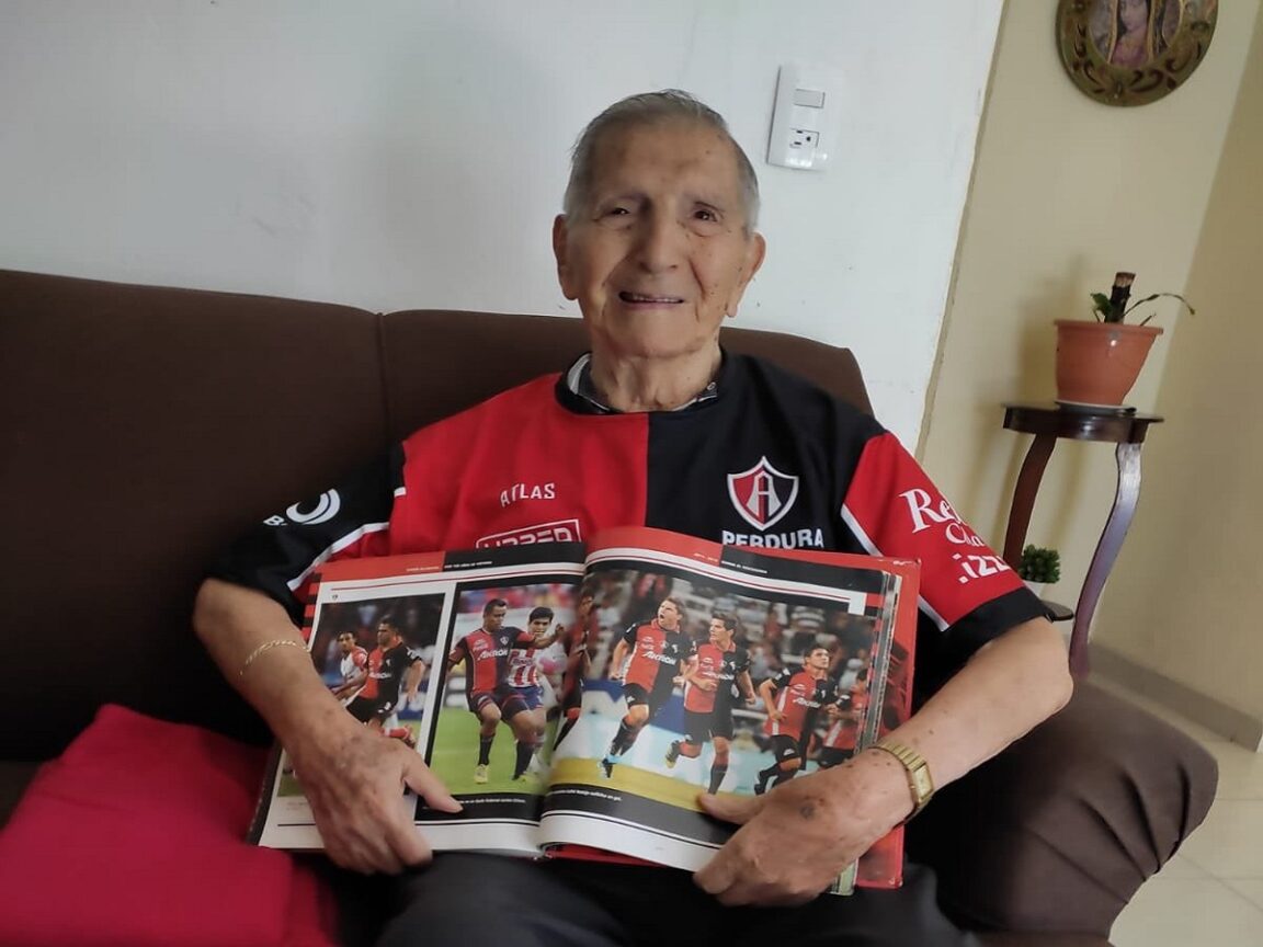 Emotiva reacción de un abuelito de 91 años al ver a su equipo campeón después de 70 años