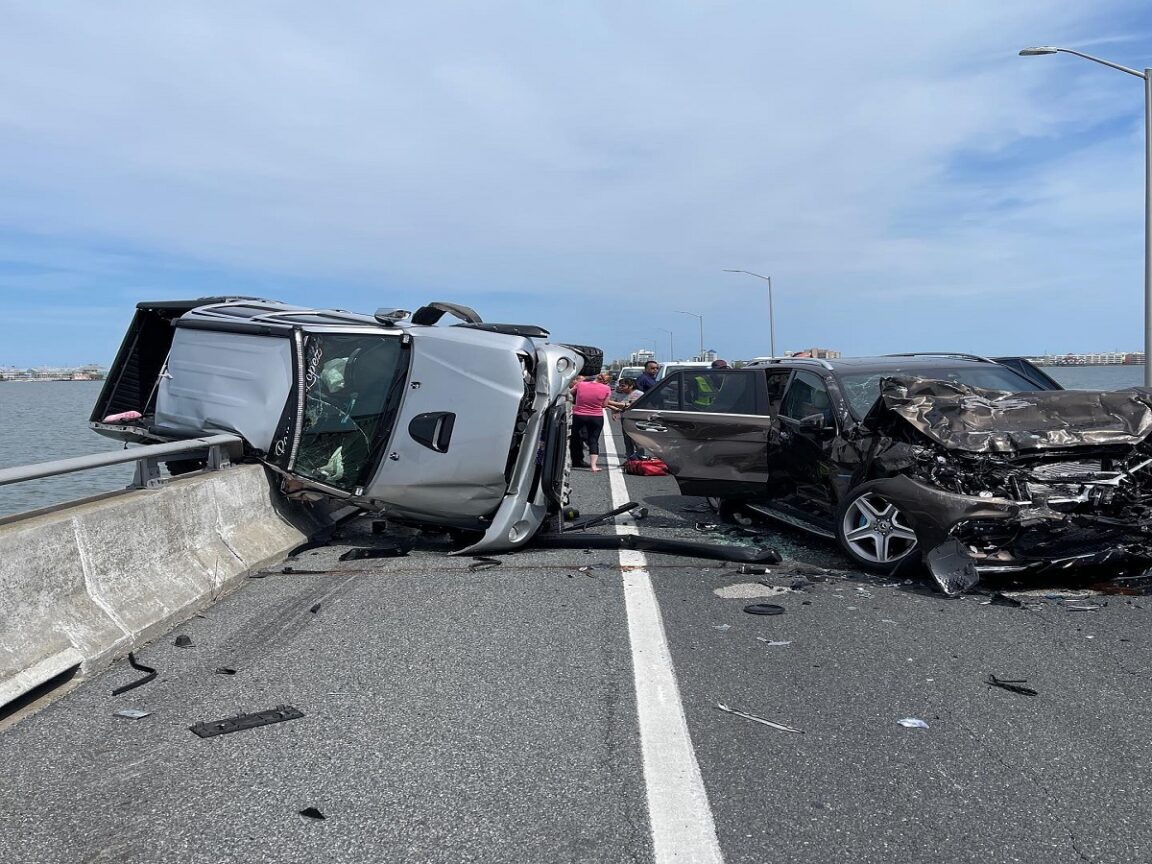 Un samaritano salva a un niño expulsado del coche en la bahía tras un accidente