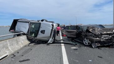 Un samaritano salva a un niño expulsado del coche en la bahía tras un accidente