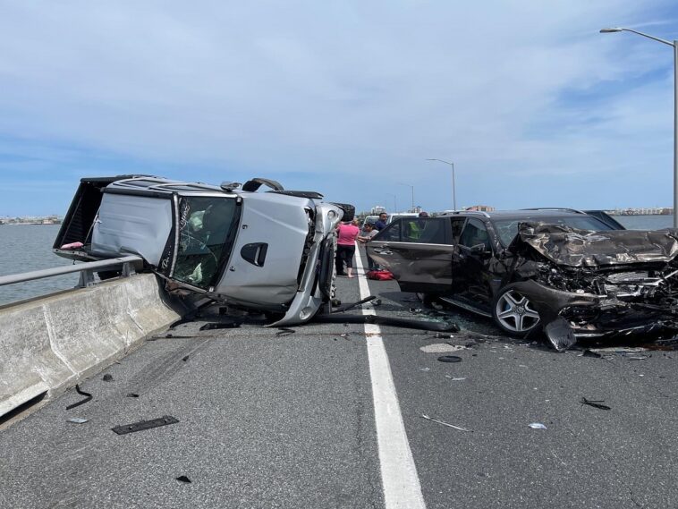 Un samaritano salva a un niño expulsado del coche en la bahía tras un accidente