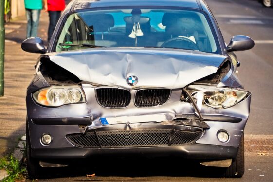 Tienen sexo en el balcón, ella resbala y cae sobre el capó de un coche en la calle