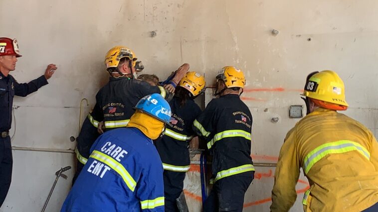 Una mujer desnuda queda atrapada entre dos edificios: los bomberos la rescatan después de 2 horas