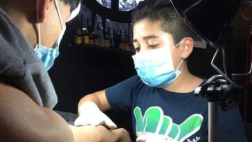 Con solo 11 años, Brandon Burgos ha conseguido reconocimiento como tatuador