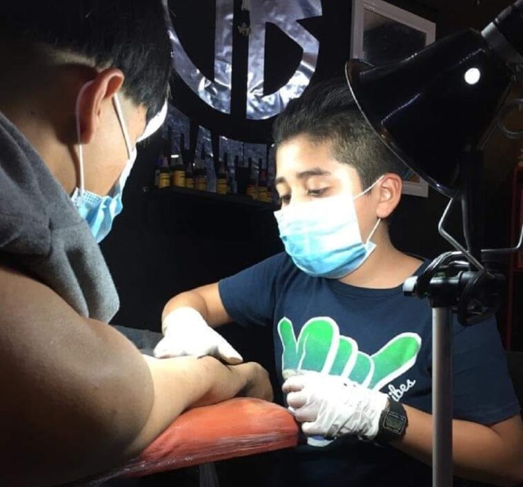 Con solo 11 años, Brandon Burgos ha conseguido reconocimiento como tatuador